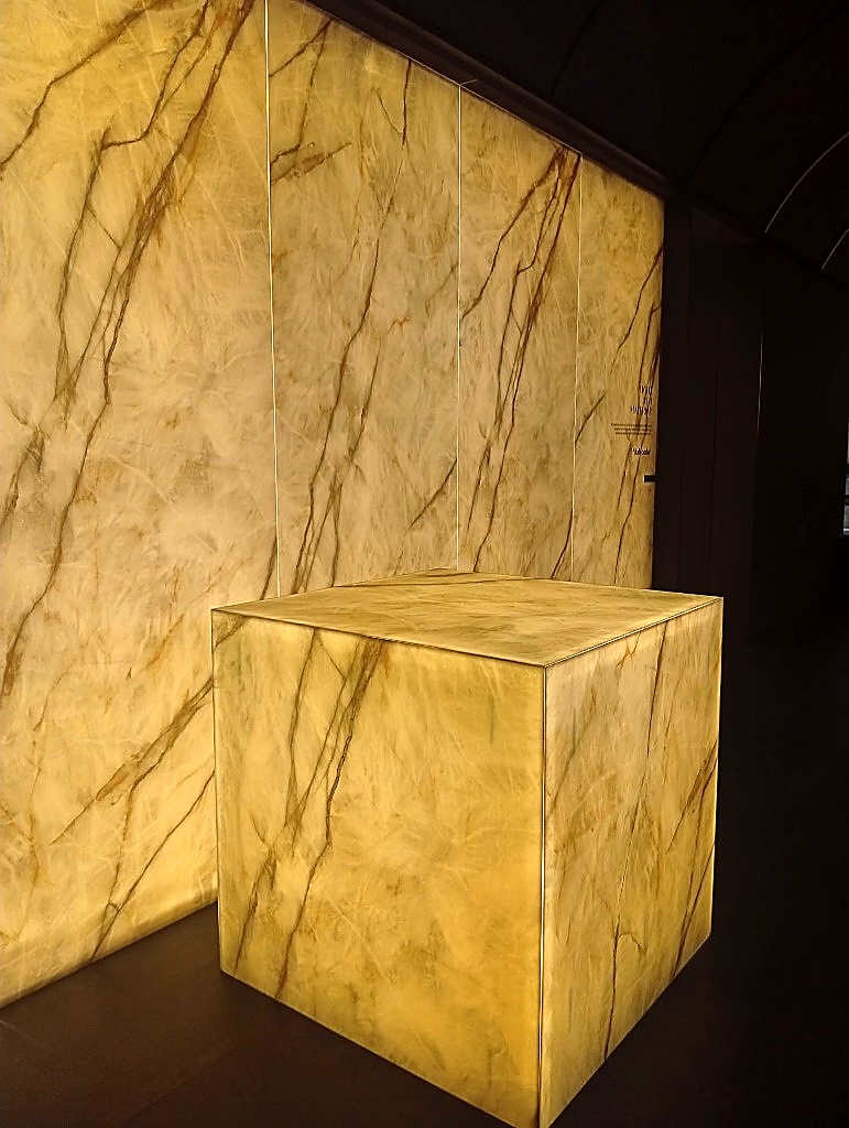 Installazione Light as a material di Kalebodur con cubo monolitico e parete traslucida retroilluminata a Cersaie 2026