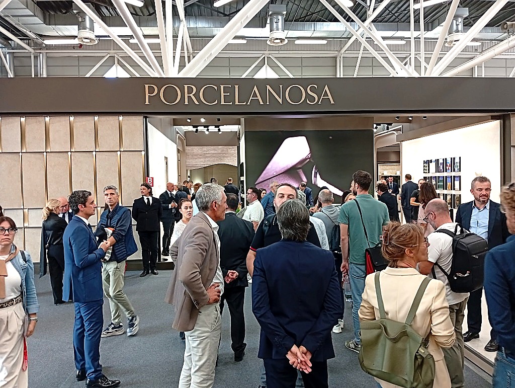 Stand Porcelanosa a Cersaie 2026 con la grande insegna e i visitatori all'ingresso