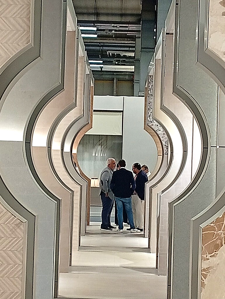 Portali architettonici e quinte scenografiche tra gli stand di BolognaFiere a Cersaie 2026