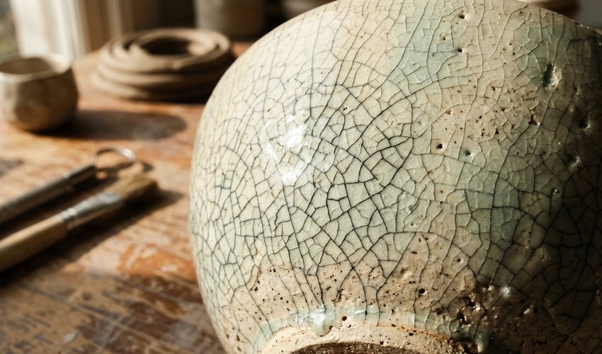 Superficie ceramica con effetto craquelè, rete di crepe decorative nello smalto