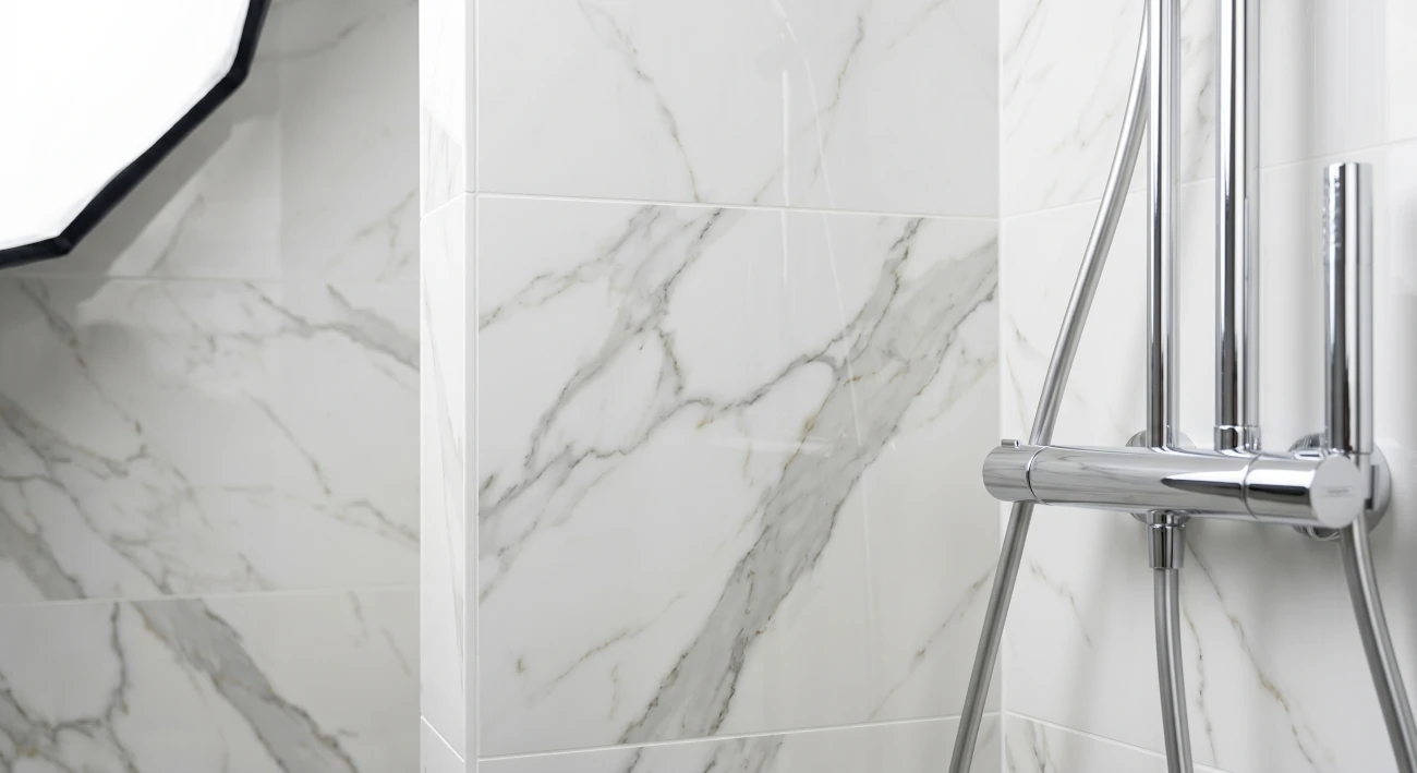 Bagno con gres porcellanato effetto marmo bianco Calacatta