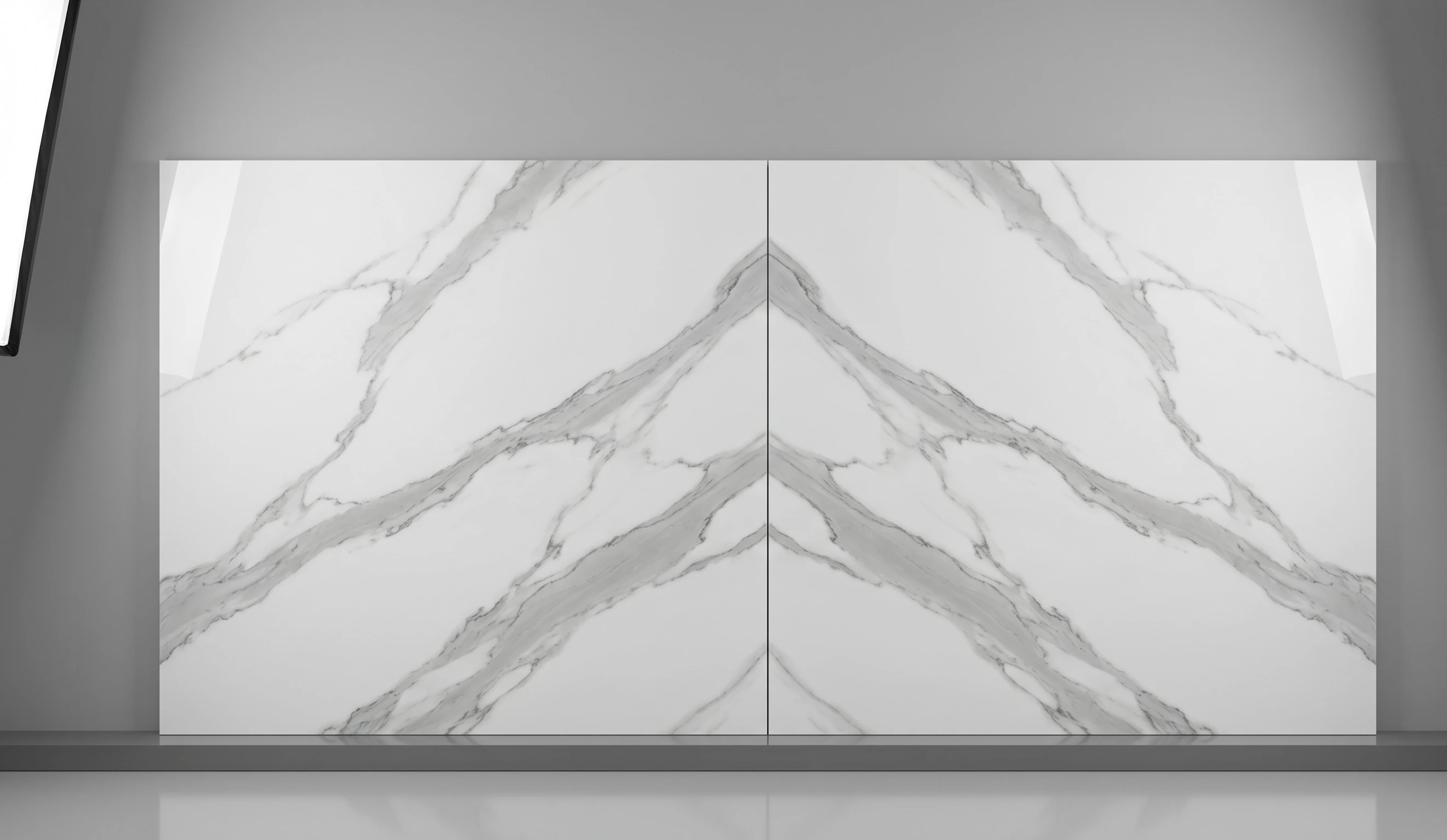 Tecnica book-match con gres porcellanato effetto marmo: due lastre specchiate con venature simmetriche
