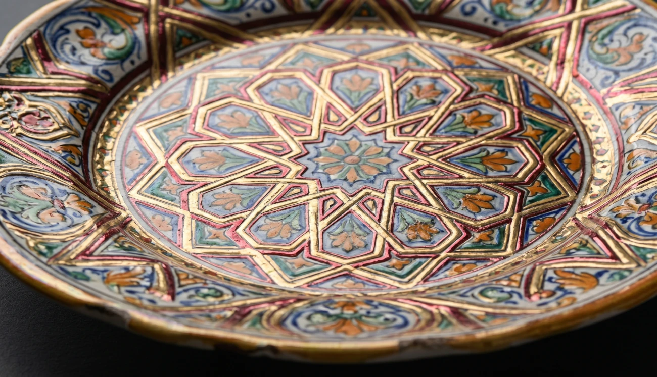 Piatto in maiolica di Deruta con riflessi metallici dorati e rubino eseguiti a terzo fuoco